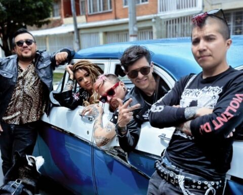 Alto Grado posando con un automóvil