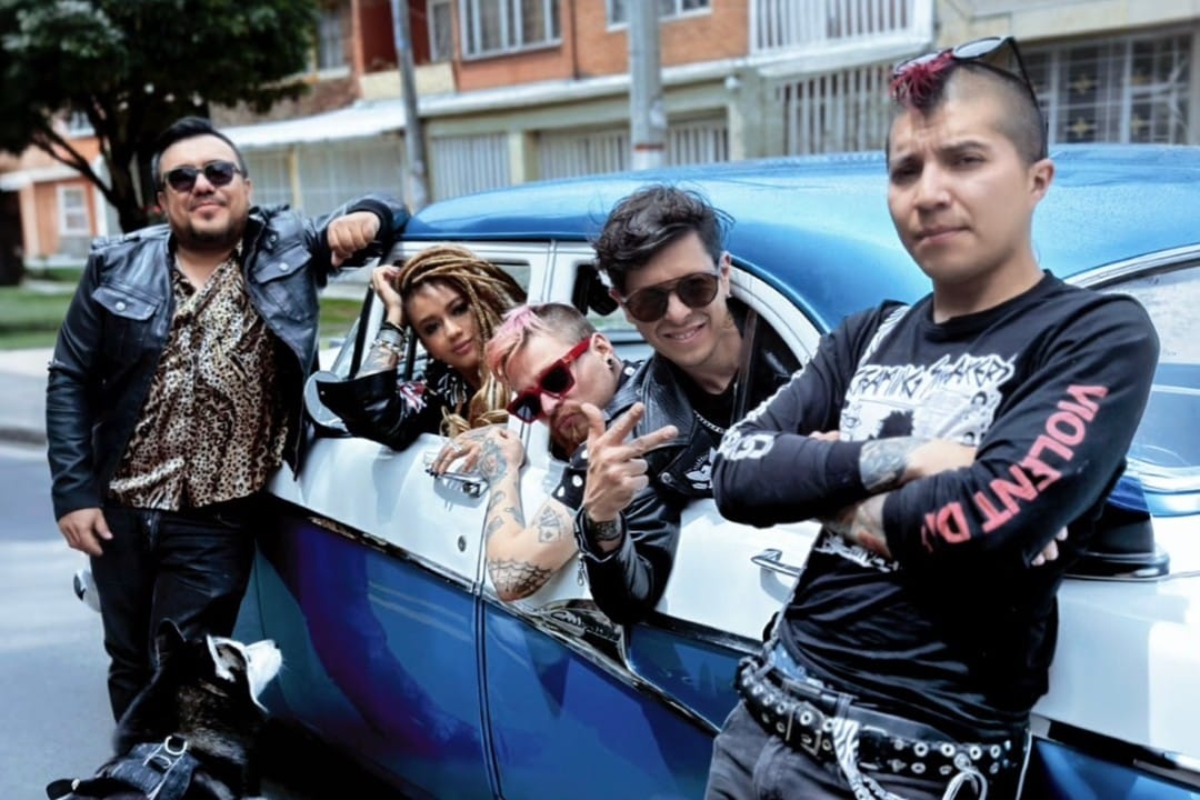 Alto Grado posando con un automóvil