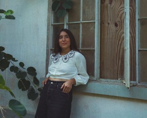 Andrea Cruz posando en una ventana