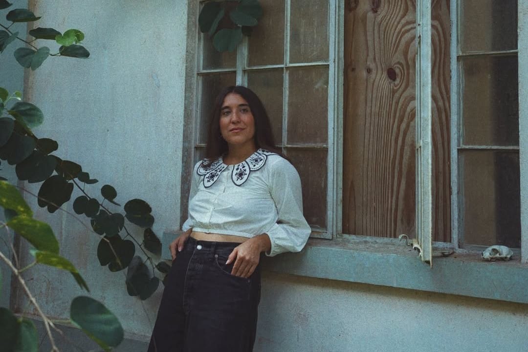 Andrea Cruz posando en una ventana