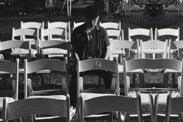 Andrés Zavala parado entre sillas