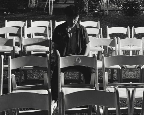 Andrés Zavala parado entre sillas