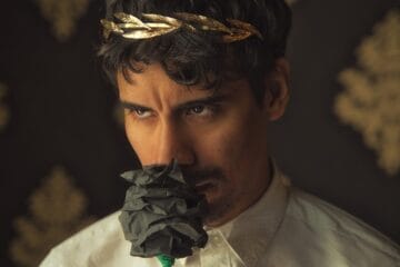 Cututo vestido de abrigo blanco con una corona de espinas