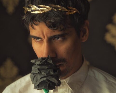 Cututo vestido de abrigo blanco con una corona de espinas