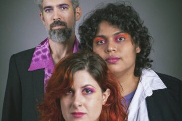 Dan Dan Dero posando con ropa formal en un fondo rosa