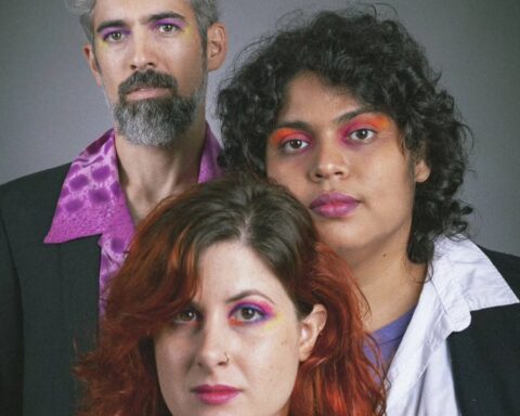 Dan Dan Dero posando con ropa formal en un fondo rosa