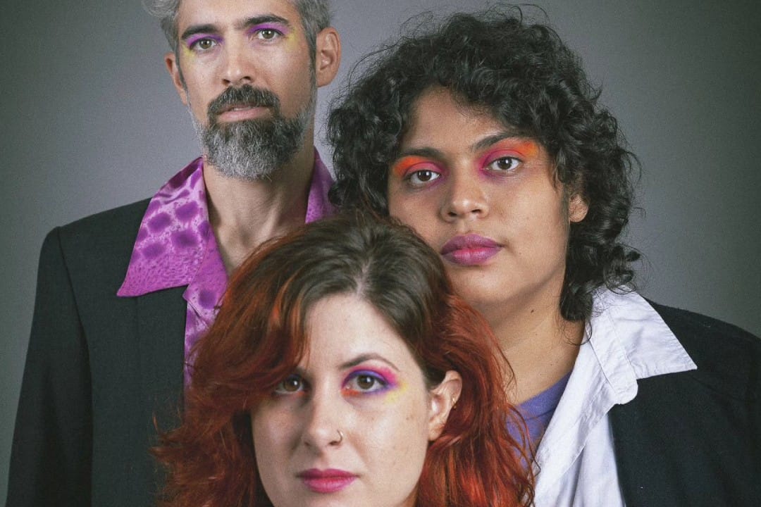 Dan Dan Dero posando con ropa formal en un fondo rosa