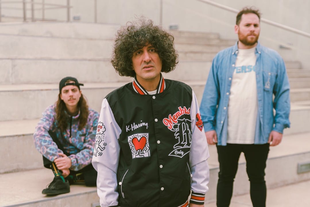 Dani Pérez y los Versos posando en una escalera