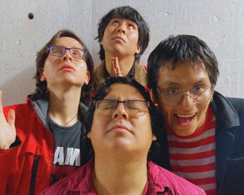 Diblue posando con una pared de fondo