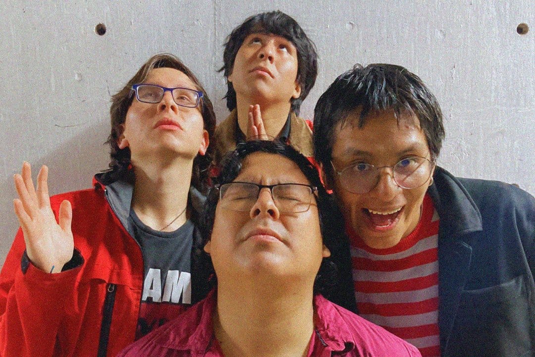 Diblue posando con una pared de fondo