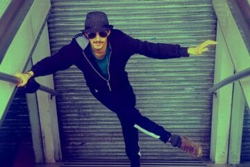 El Café Atómico posando con una tienda