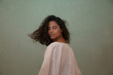 Fe Baca posando con una blusa blanca