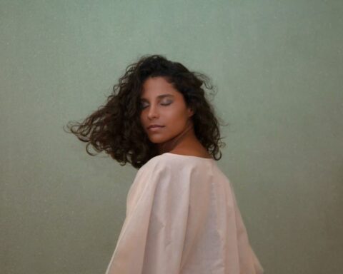 Fe Baca posando con una blusa blanca