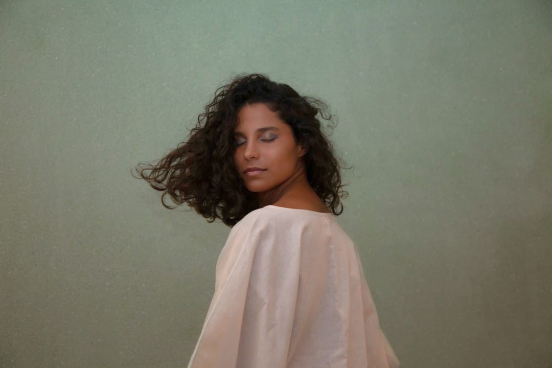 Fe Baca posando con una blusa blanca