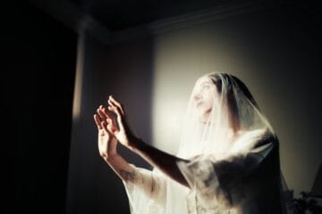 Fransia con un velo sobre la cabeza