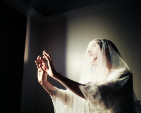 Fransia con un velo sobre la cabeza