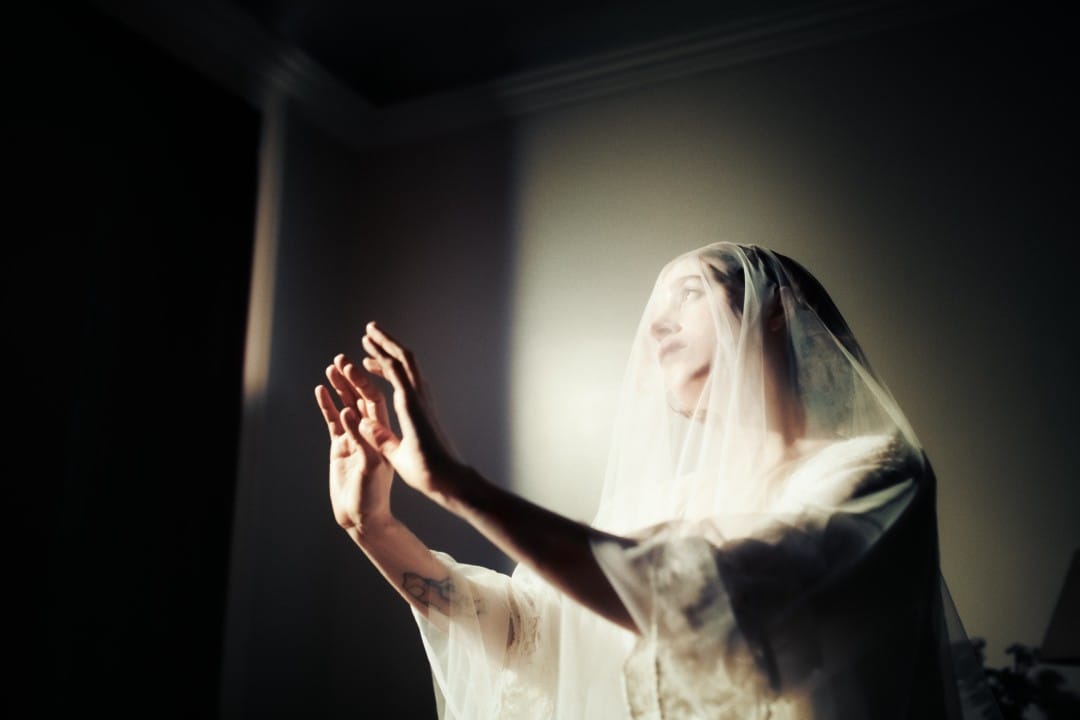 Fransia con un velo sobre la cabeza