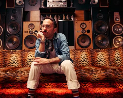 Hunters of the Alps sentado en el estudio de grabación