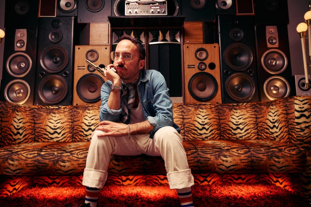 Hunters of the Alps sentado en el estudio de grabación