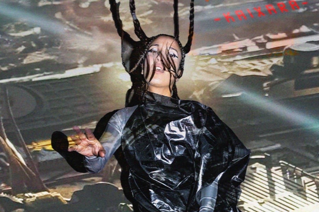 Kaixara con trenzas posando frente a la cámara