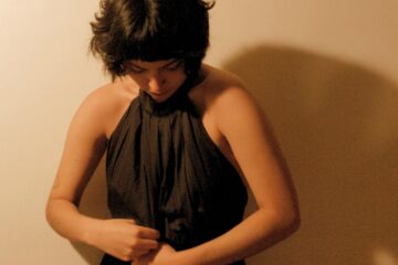 Kiara Quispe con traje negro