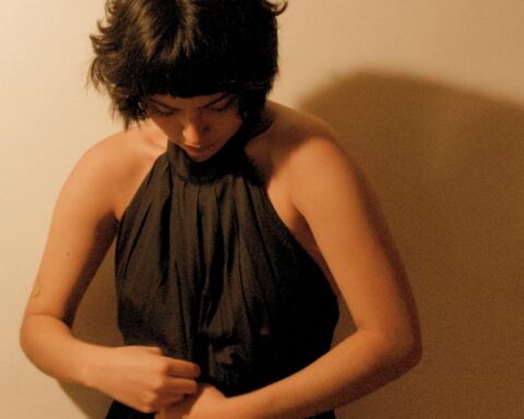 Kiara Quispe con traje negro