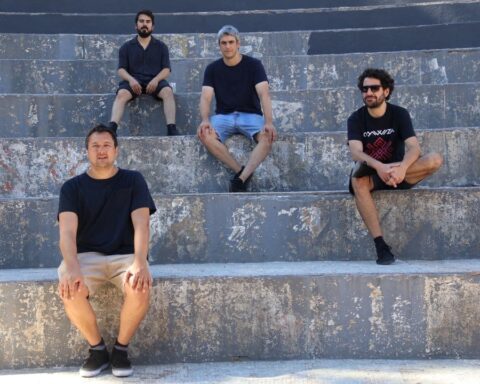 Los Brandon Marlos sentados en una tribuna