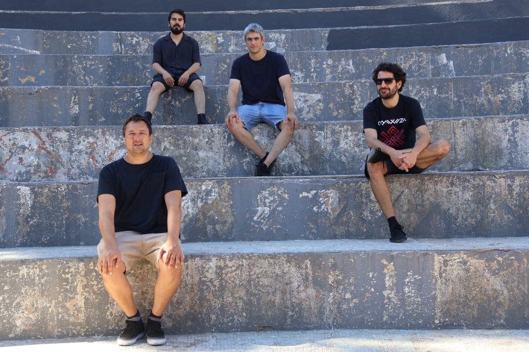 Los Brandon Marlos sentados en una tribuna