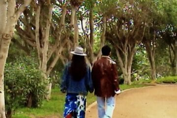 Maw LaMotta y Sayita caminando en un parque