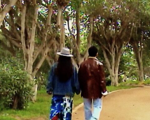 Maw LaMotta y Sayita caminando en un parque