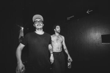 Migrant Motel caminando en foto a blanco y negro