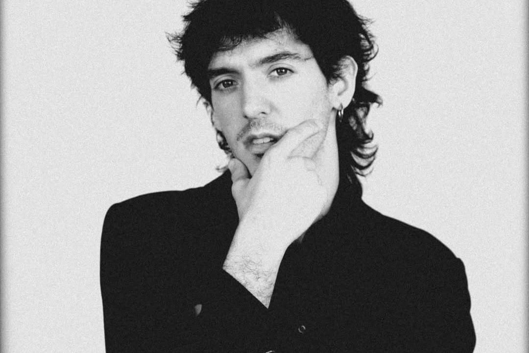 Nico Politano en primer plano a blanco y negro