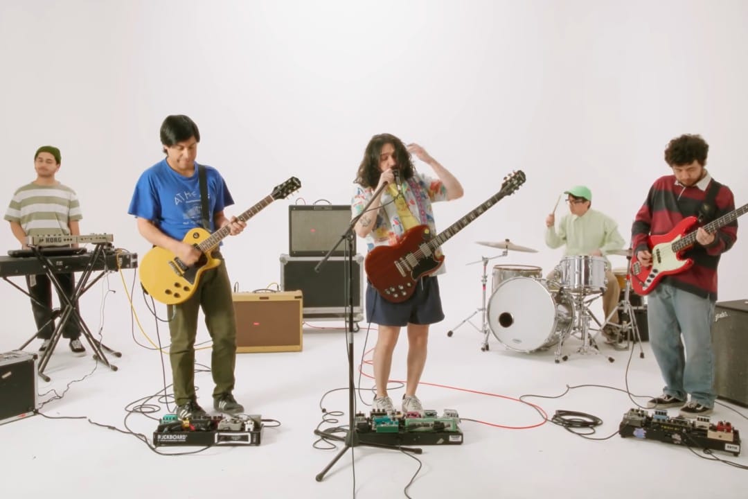 Niños del Cerro en el videoclip de “Canto al mediodía”