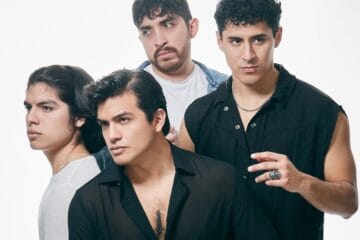 Sal del Paraíso posando uno al lado del otro