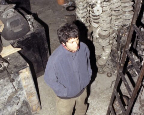 Sebastián Rojas en un taller de automóviles