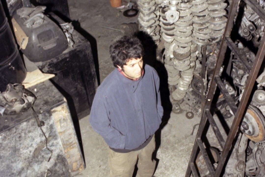 Sebastián Rojas en un taller de automóviles