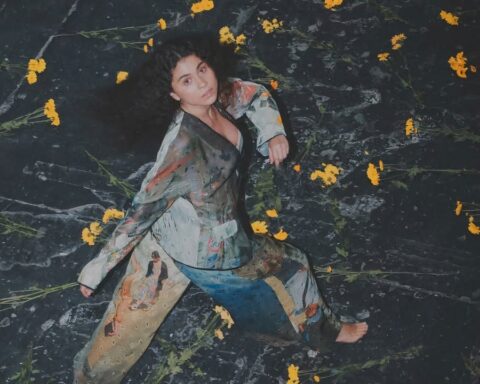 Silvana Estrada sentada en el piso con pintura