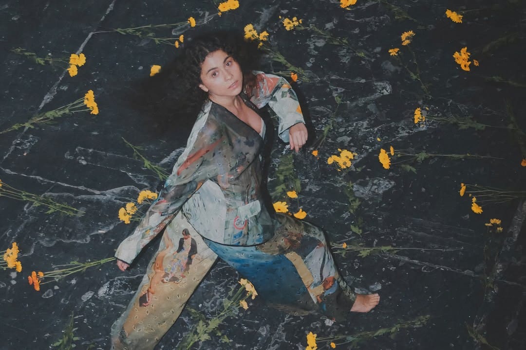 Silvana Estrada sentada en el piso con pintura