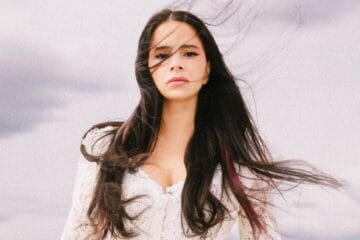 Sofia Kourtesis en la portada de su EP Volver