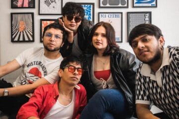 Sueño Tsunami y Chela sentados en una sala