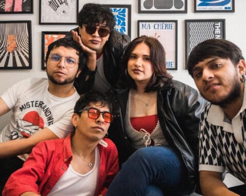 Sueño Tsunami y Chela sentados en una sala