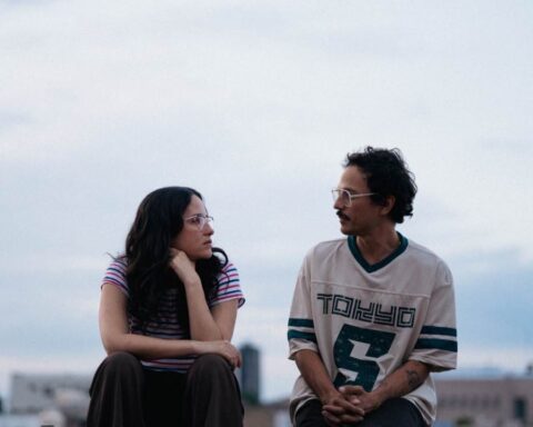 Ximena Sariñana y Caloncho sentados