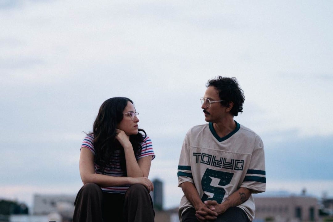 Ximena Sariñana y Caloncho sentados