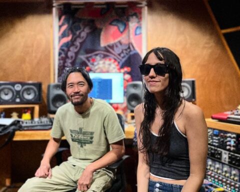 Yaeko en el estudio de grabación