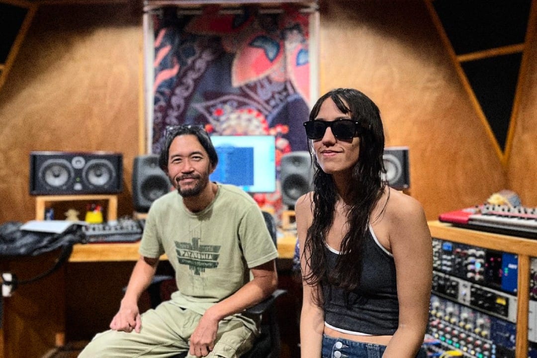 Yaeko en el estudio de grabación