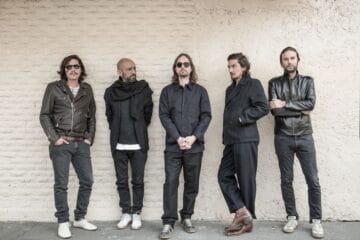 Zoé posando con pared clara