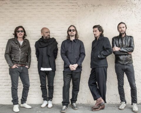 Zoé posando con pared clara