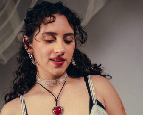 Arantxa mirando un álbum de fotos