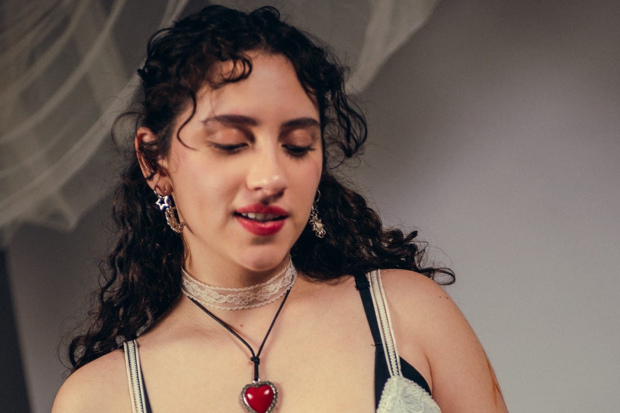 Arantxa mirando un álbum de fotos