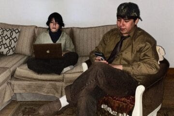 Andoni sentado al lado de Cristina Luyo